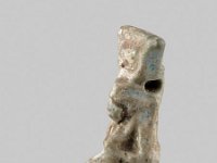 Aeg F 123  Aeg F 123, 26. Dynastie bis römische Zeit, Isis lactans, Hellblaue Fayence, H 2,4 cm, B 0,8 cm, T 1,2 cm : Bestandskatalog Ägypten, Museumsfoto: Claus Cordes